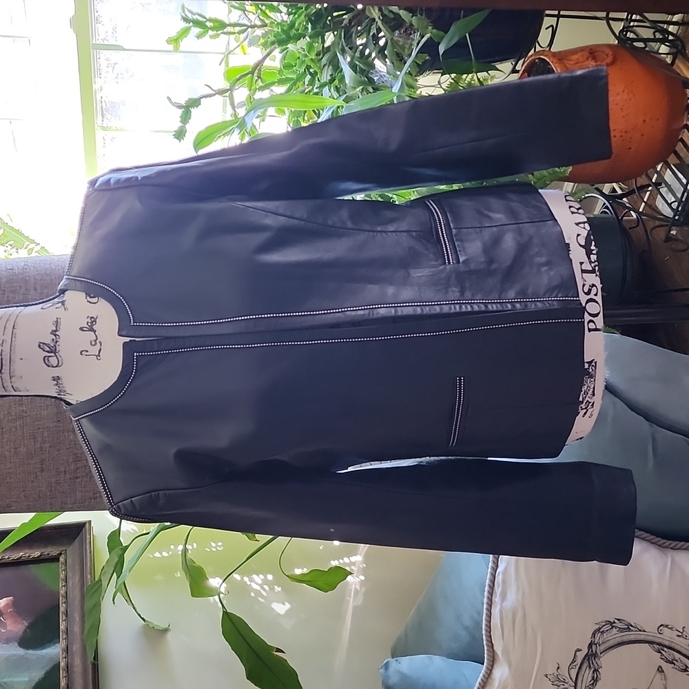 Vakko Classic Black Leather Jacket - Sleek Collarless Design
